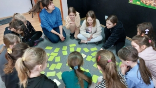 uczniowie 2a warsztatach świątecznych