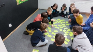 uczniowie 2a warsztatach świątecznych