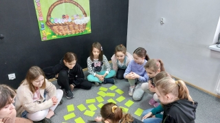 uczniowie 2a warsztatach świątecznych