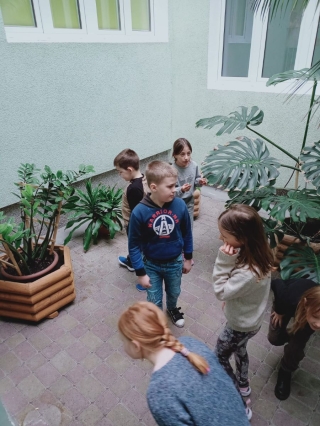 uczniowie poszukują jajka