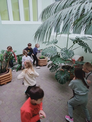 uczniowie poszukują jajka