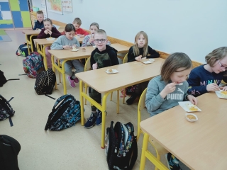 uczniowie kl.2b w ławkach