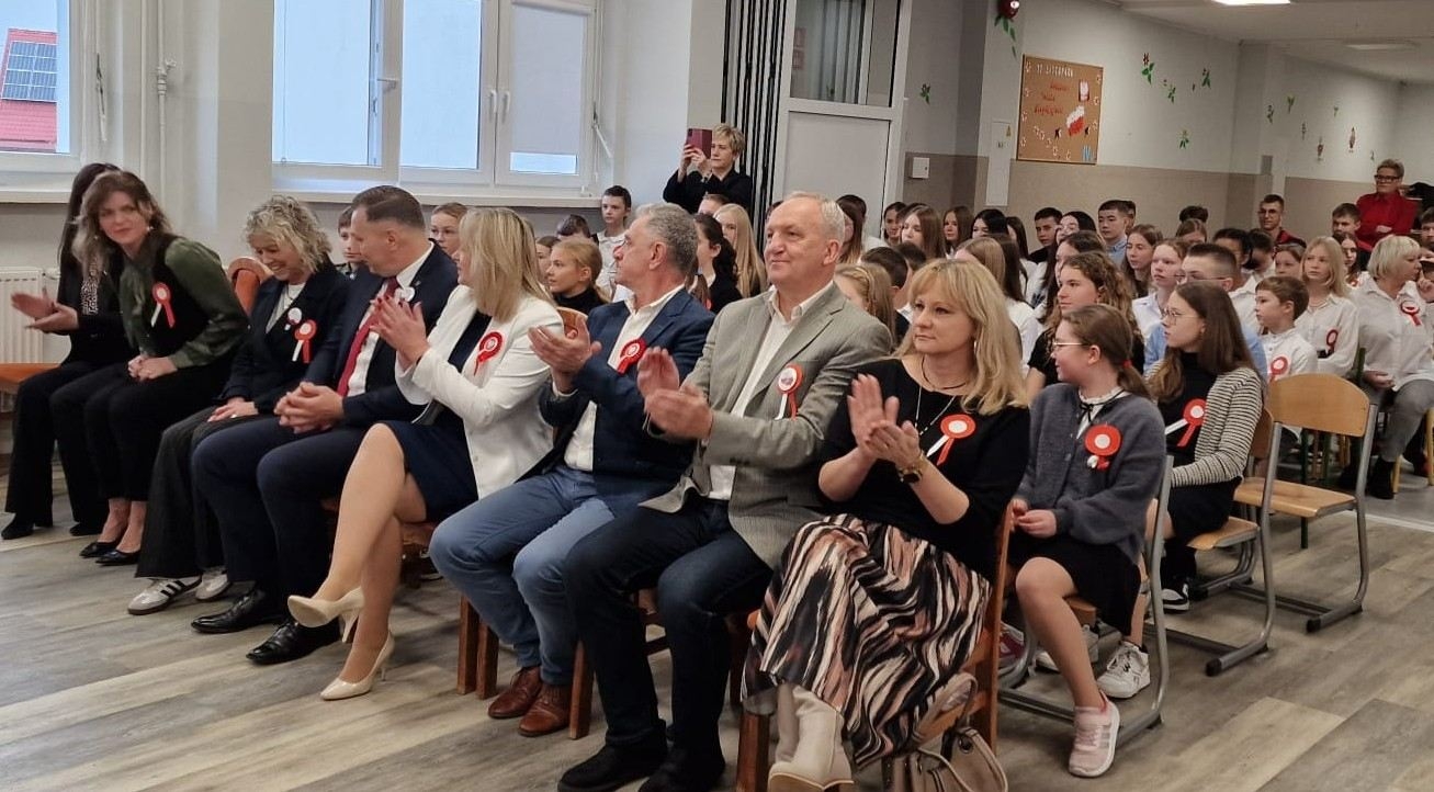 dyrekcja, goście i delegacje klas