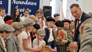 Burmistrz gratuluje aktorom