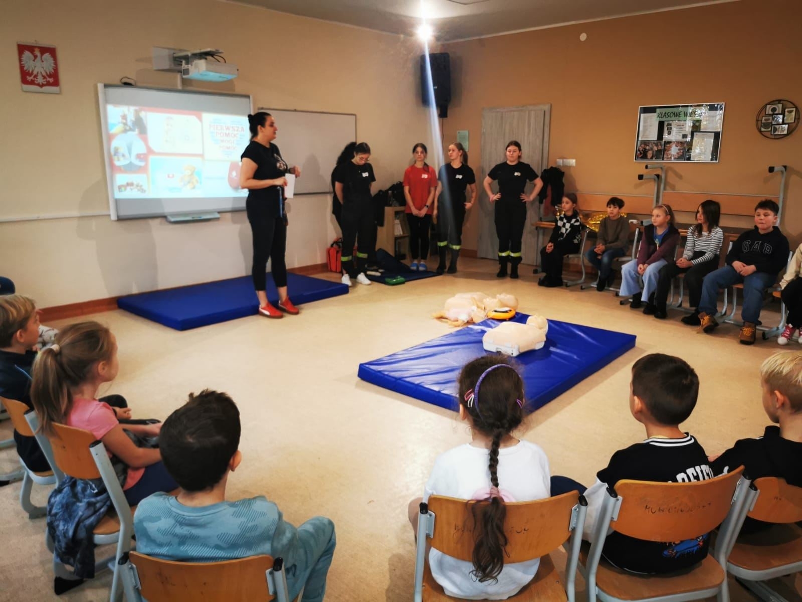 Dzieci uczą się pierwszej pomocy