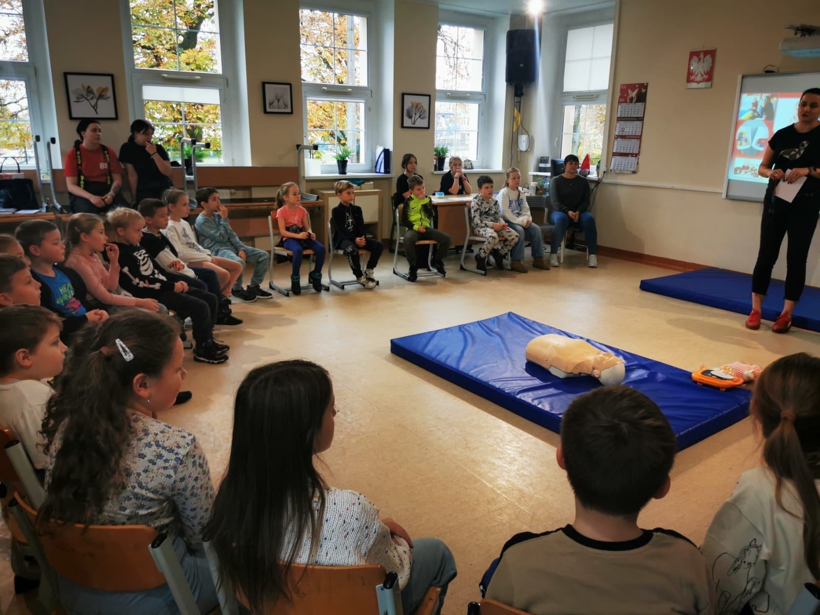 Dzieci uczą się pierwszej pomocy