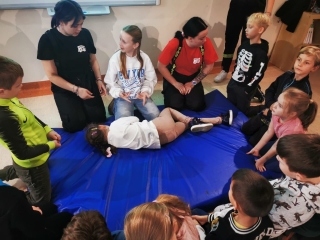 Dzieci uczą się pierwszej pomocy