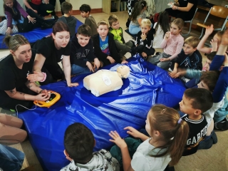 Dzieci uczą się pierwszej pomocy