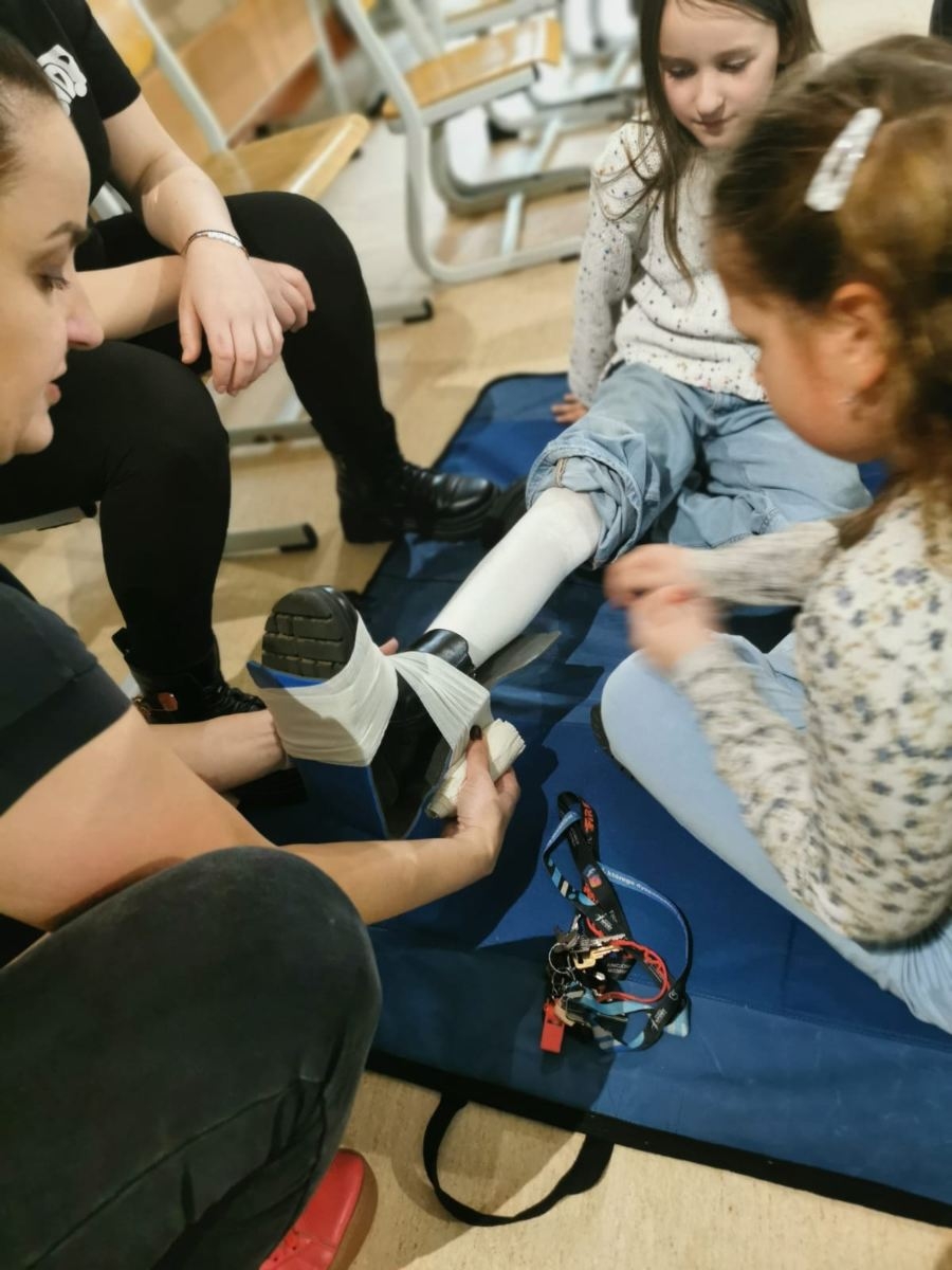 Dzieci uczą się pierwszej pomocy