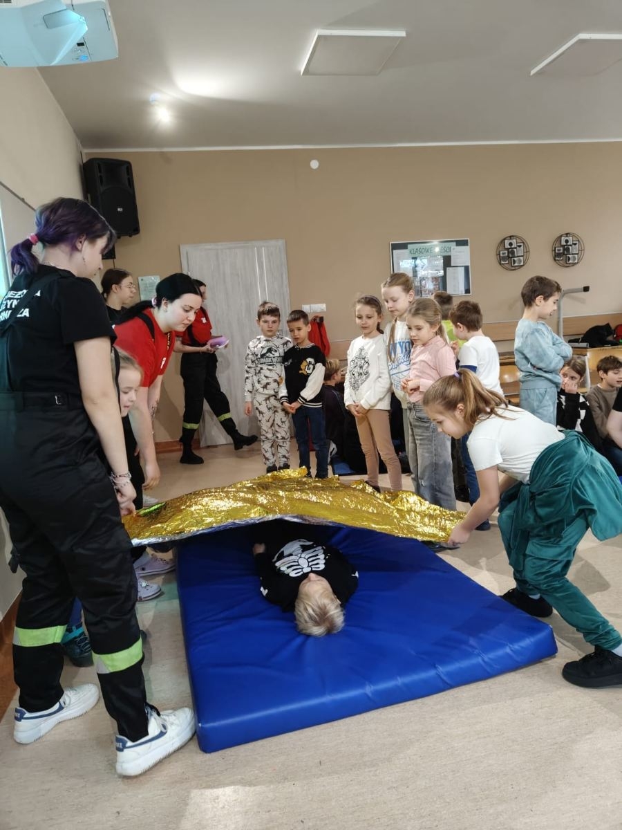 Dzieci uczą się pierwszej pomocy