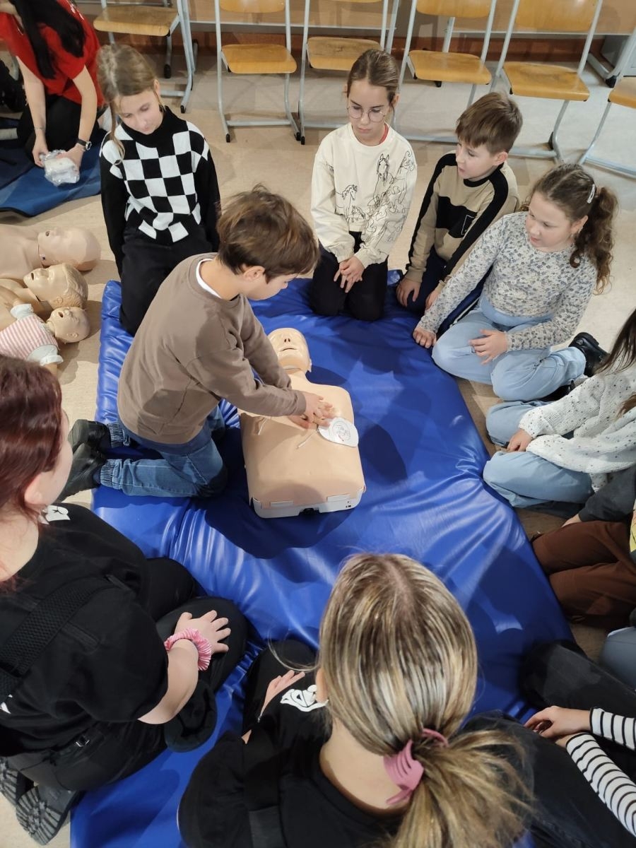 Dzieci uczą się pierwszej pomocy