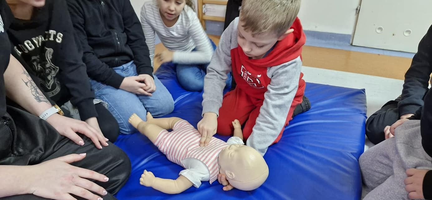 Dzieci na zajęciach z pierwszej pomocy