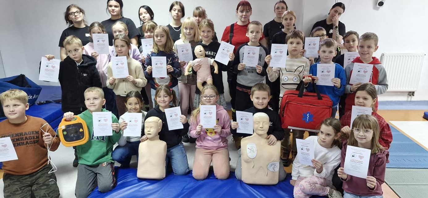 Dzieci na zajęciach z pierwszej pomocy