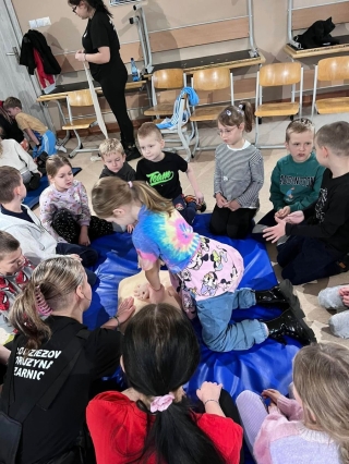 Dzieci na zajęciach z pierwszej pomocy