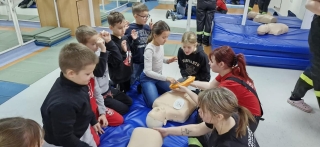 Dzieci na zajęciach z pierwszej pomocy