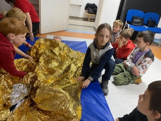 Dzieci na zajęciach z pierwszej pomocy