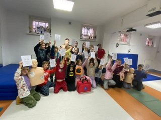 Dzieci na zajęciach z pierwszej pomocy