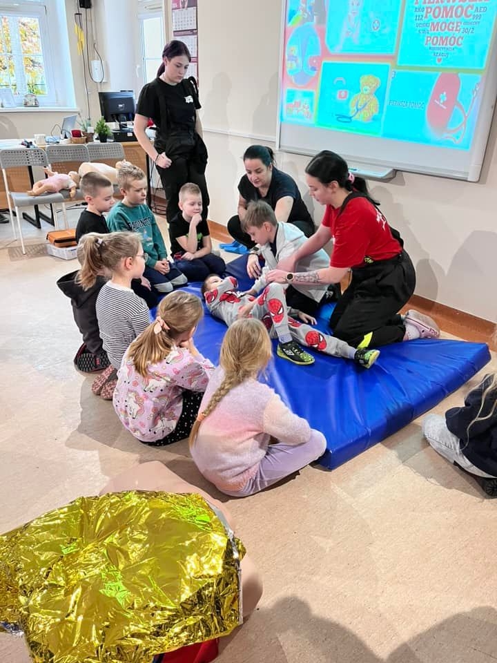 Dzieci na zajęciach z pierwszej pomocy