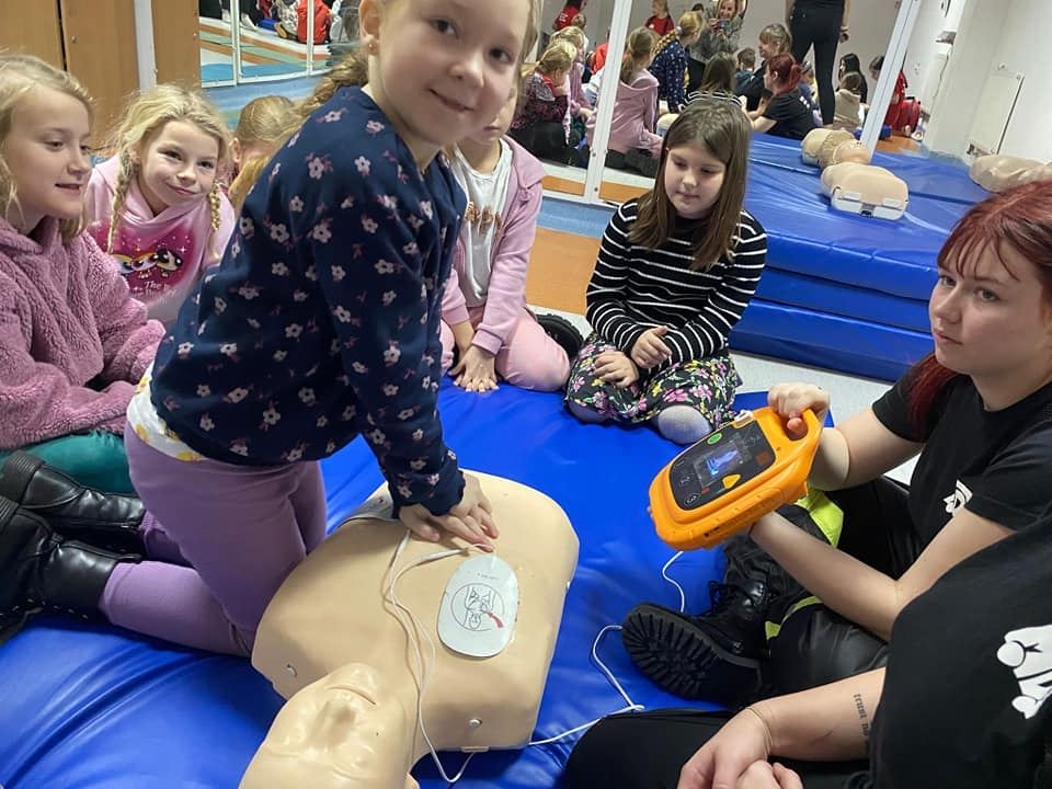 Dzieci na zajęciach z pierwszej pomocy