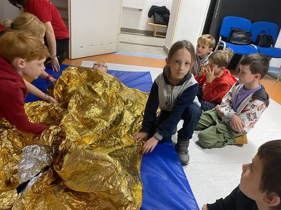 Dzieci na zajęciach z pierwszej pomocy