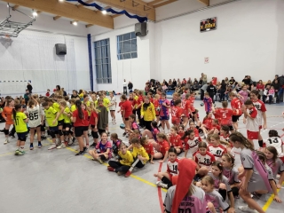 drużyny na płycie boiska