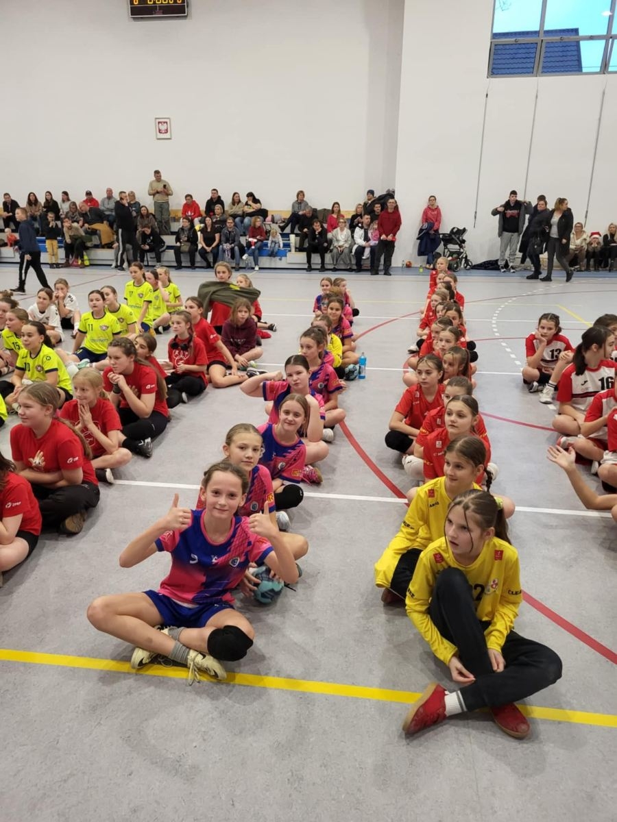  
2a
 drużyny na płycie boiska
