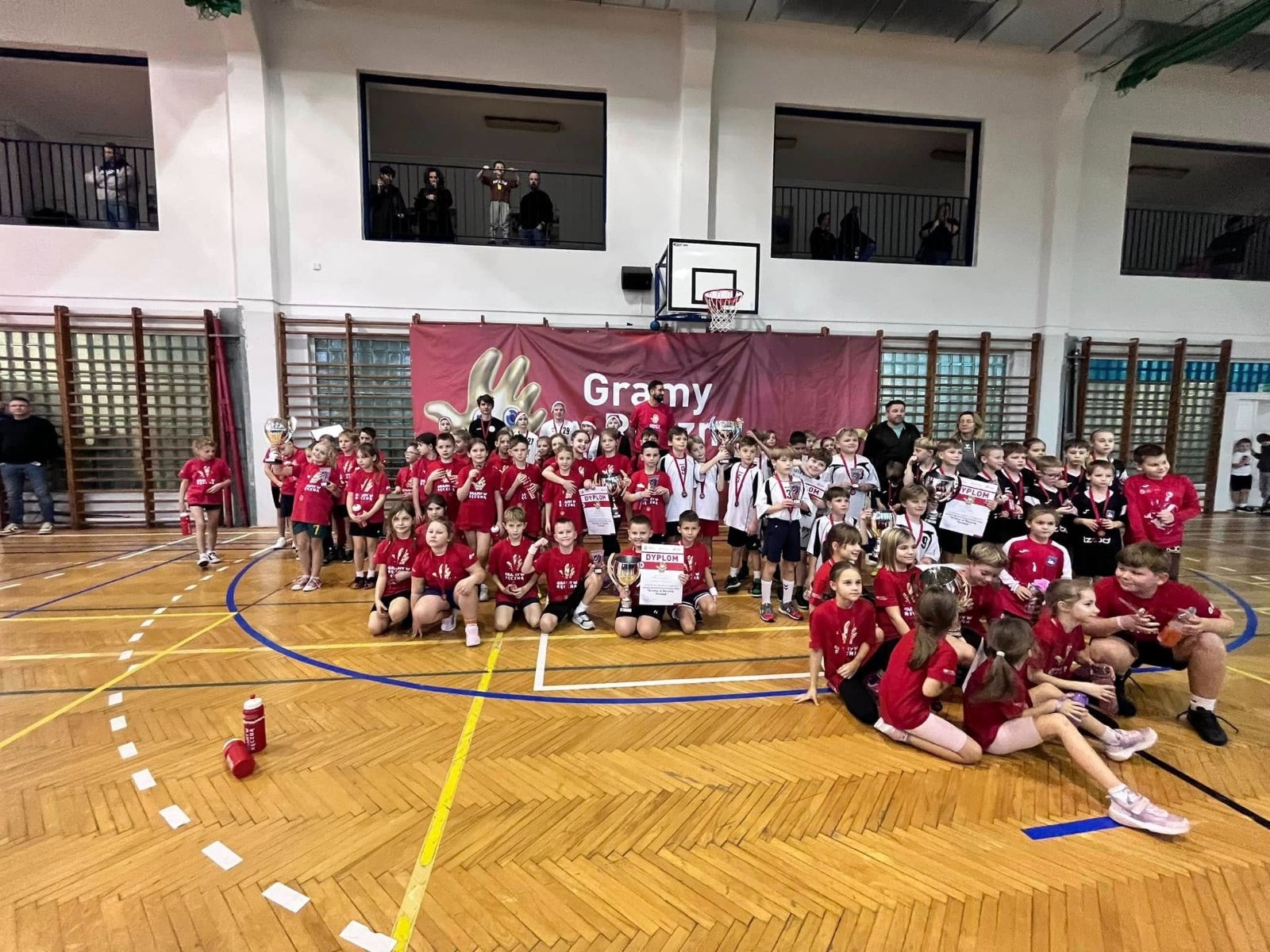 wszystkie drużyny na płycie boiska