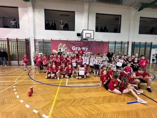 wszystkie drużyny na płycie boiska