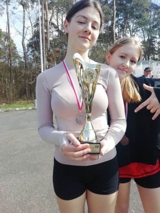 zawodniczka z pucharem