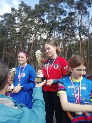 wręczanie pucharu zawodnikom