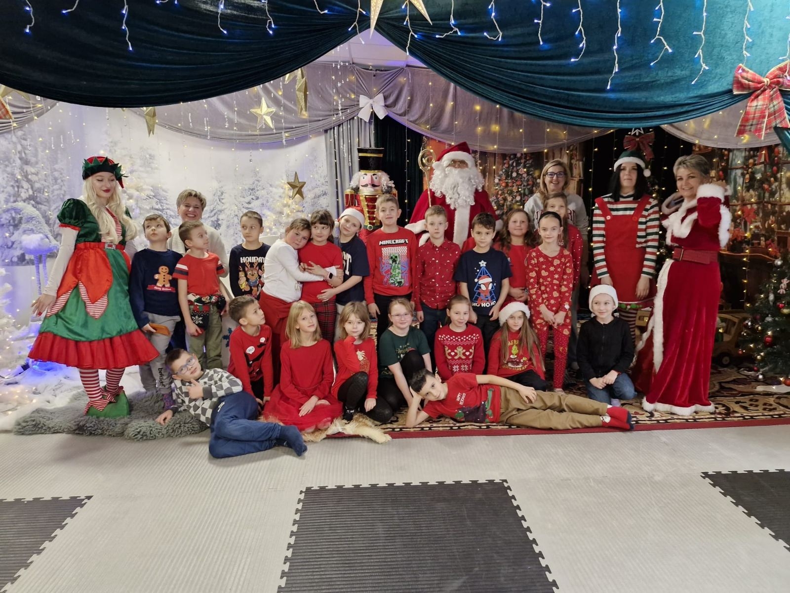 Dzieci z Mikołajem 