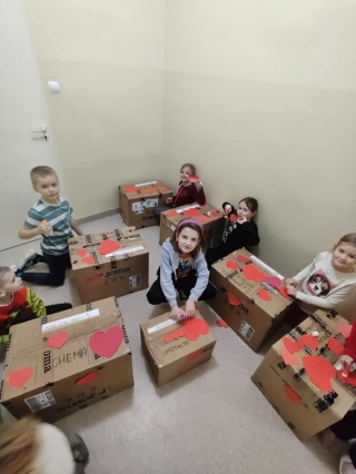 Dzieci pakują dary