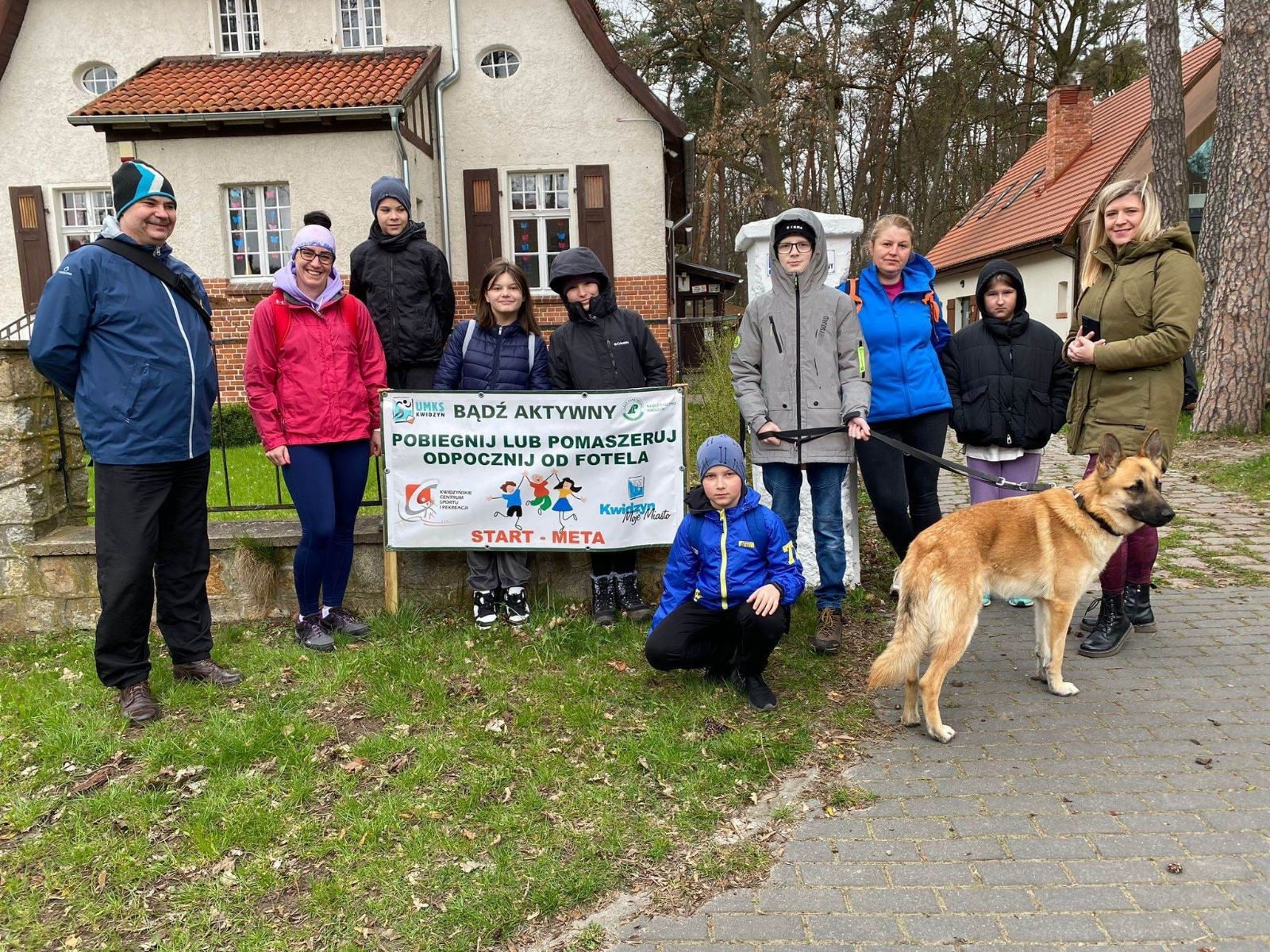 Uczniowie 4d z wychowawczynią na terenie Miłosnej gotowi do startu