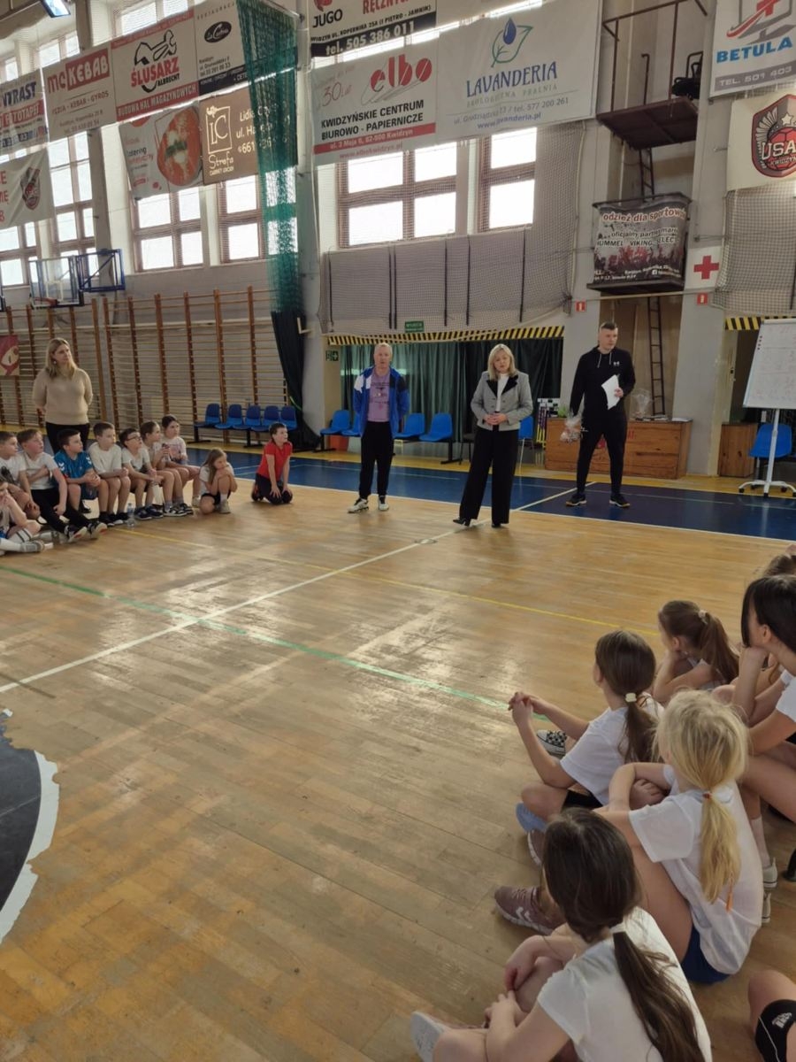 Dzieci, Pani dyrektor i nauczyciele