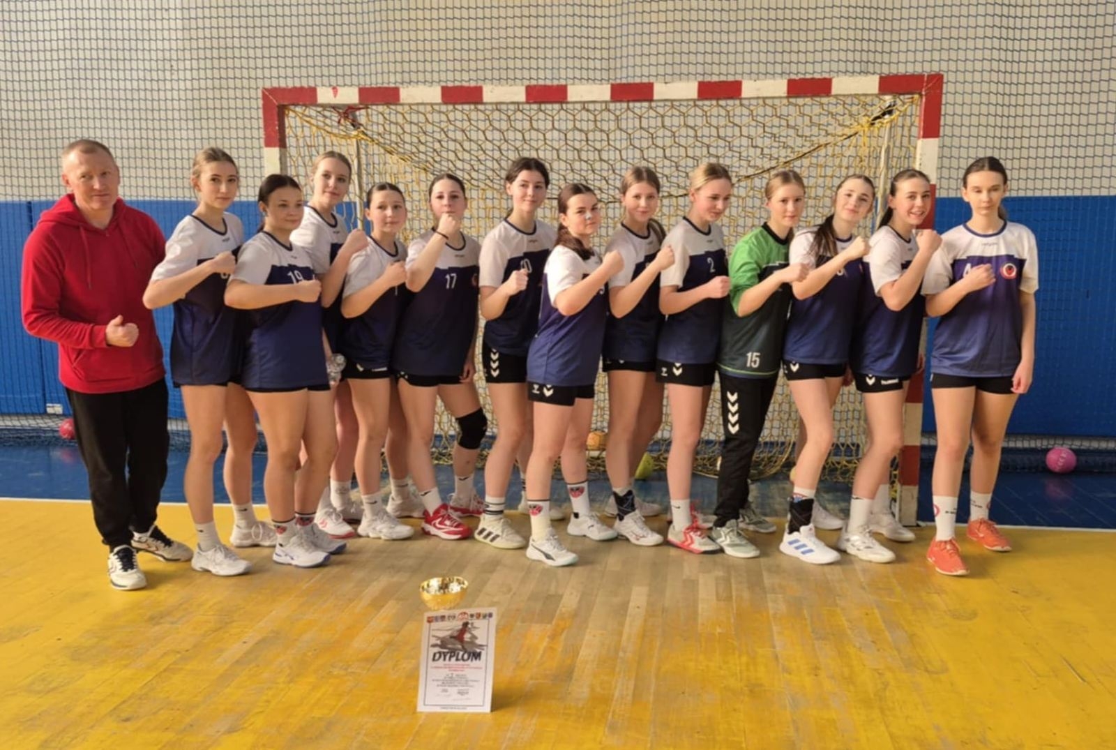 zawodniczki klas 8a, 7a i 7b 