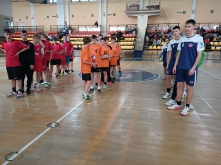 drużyny na płycie boiska