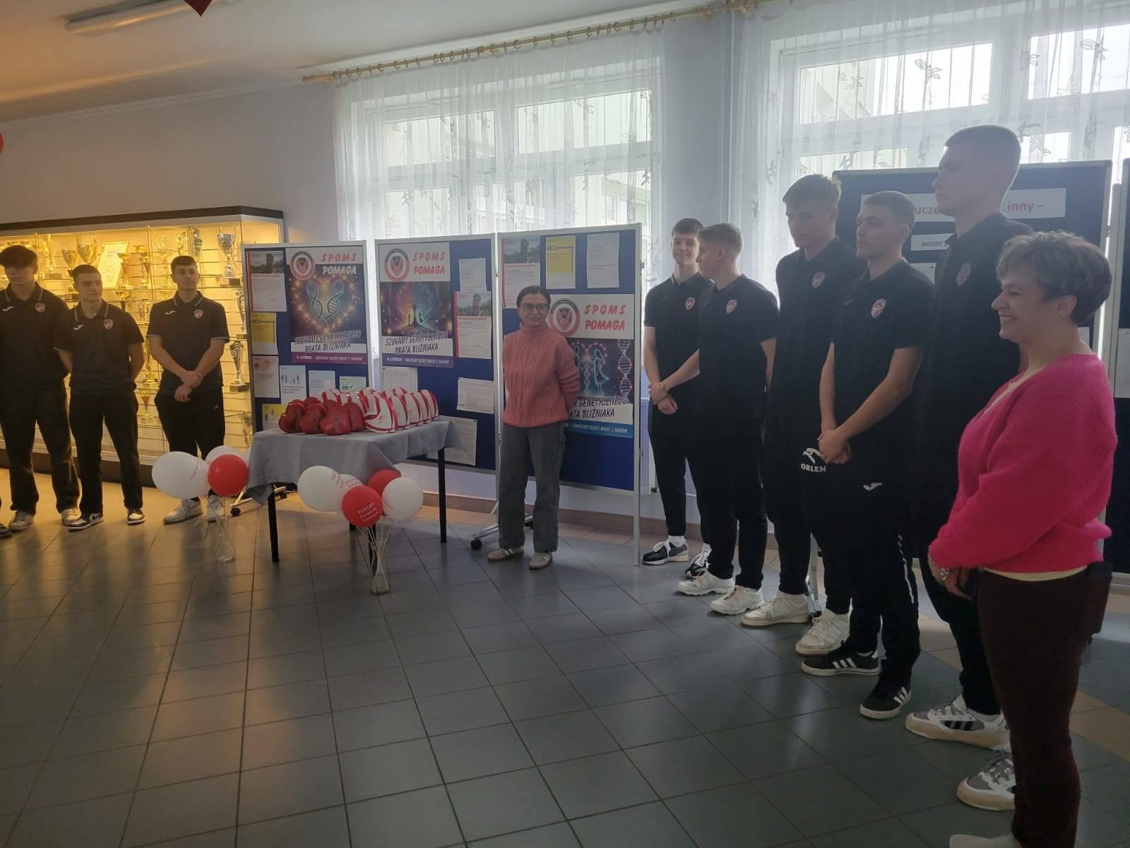 Uczniowie i nauczycielka