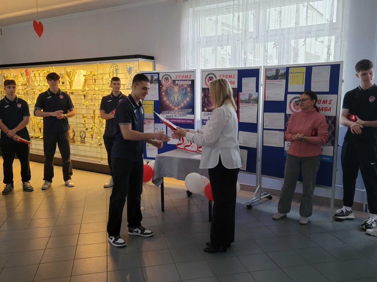 Uczniowie i Pani dyrektor