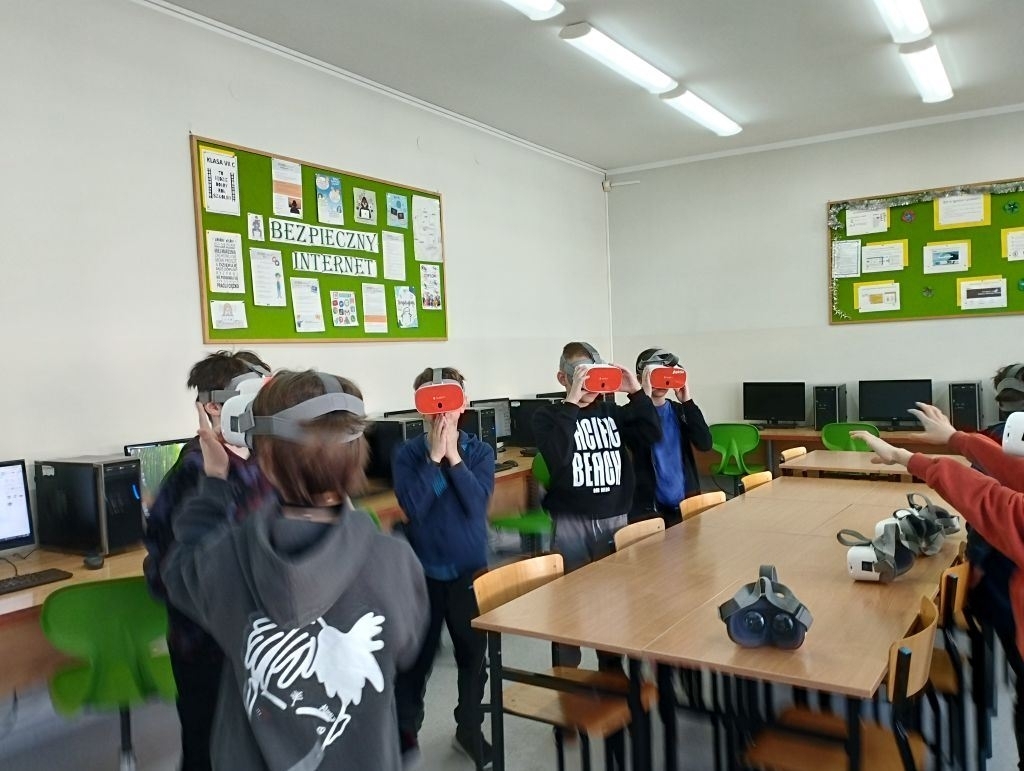 uczniowie z okularami VR