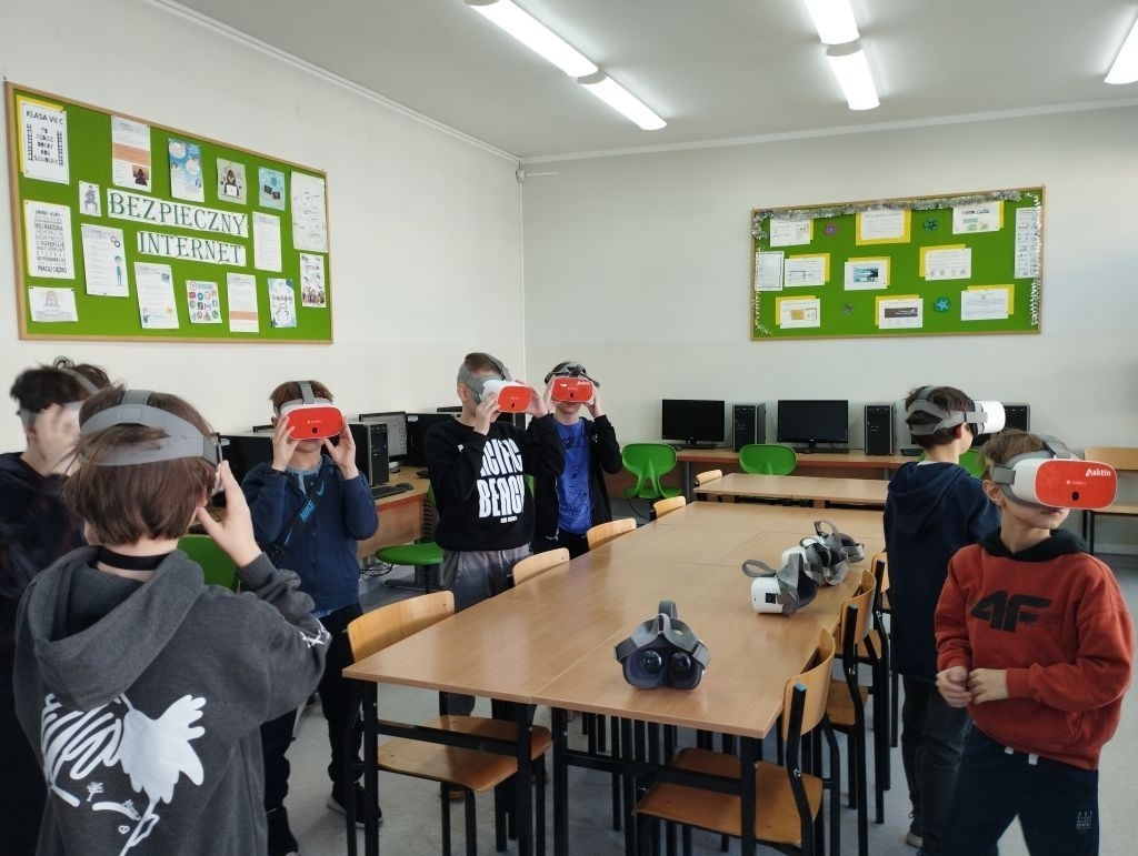uczniowie z okularami VR