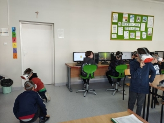uczniowie z okularami VR