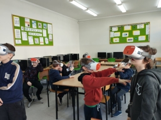 uczniowie z okularami VR