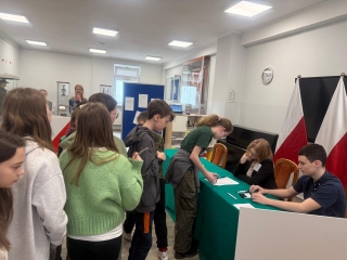 uczniowie podczas głosowania