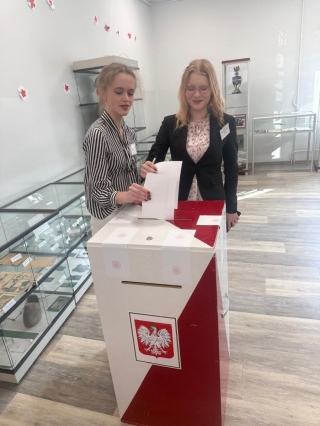 uczniowie podczas głosowania