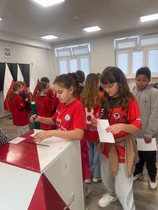 uczniowie podczas głosowania