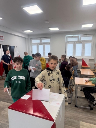 uczniowie podczas głosowania