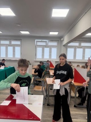 uczniowie podczas głosowania