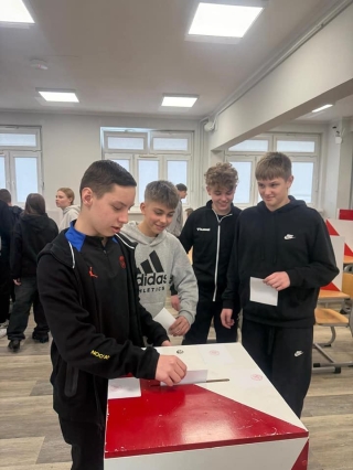 uczniowie podczas głosowania