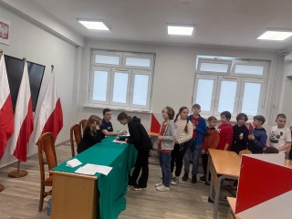 uczniowie podczas głosowania