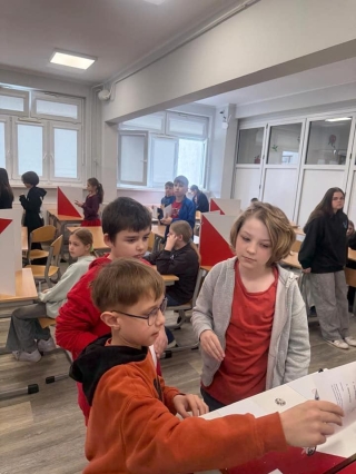 uczniowie podczas głosowania